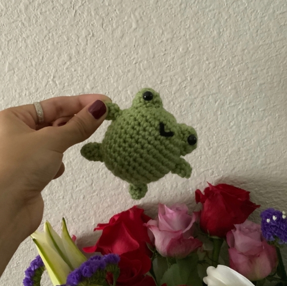 Small green crochet frog friend - Picture 2 of 5